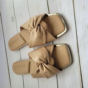 DKNY Doretta Flat Peep Toe Tan Bow Accent Slip-On Sandal‎ W/Metallic Trim Size 8